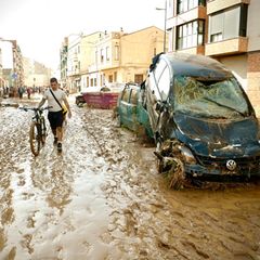 Paiporta in Spanien ist zwei Tage nach dem Unwetter von einer dicken Schlammschicht überzogen