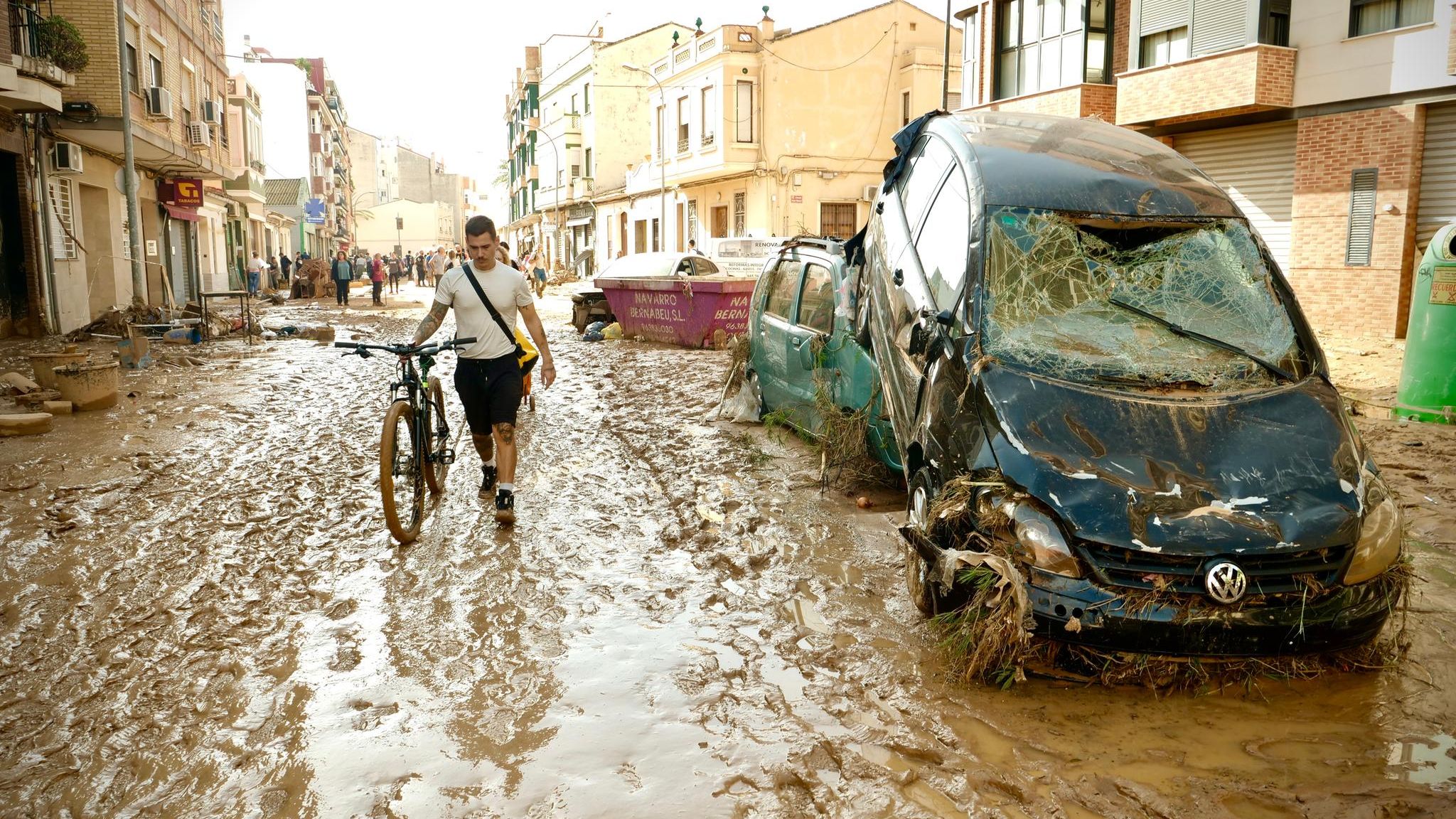 Paiporta in Spanien ist zwei Tage nach dem Unwetter von einer dicken Schlammschicht überzogen