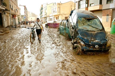 Paiporta in Spanien ist zwei Tage nach dem Unwetter von einer dicken Schlammschicht überzogen