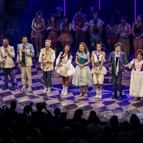 Die Cast von &Julia bei ihrer Premiere auf der Bühne