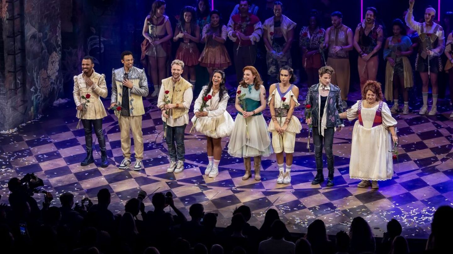 Die Cast von &Julia bei ihrer Premiere auf der Bühne