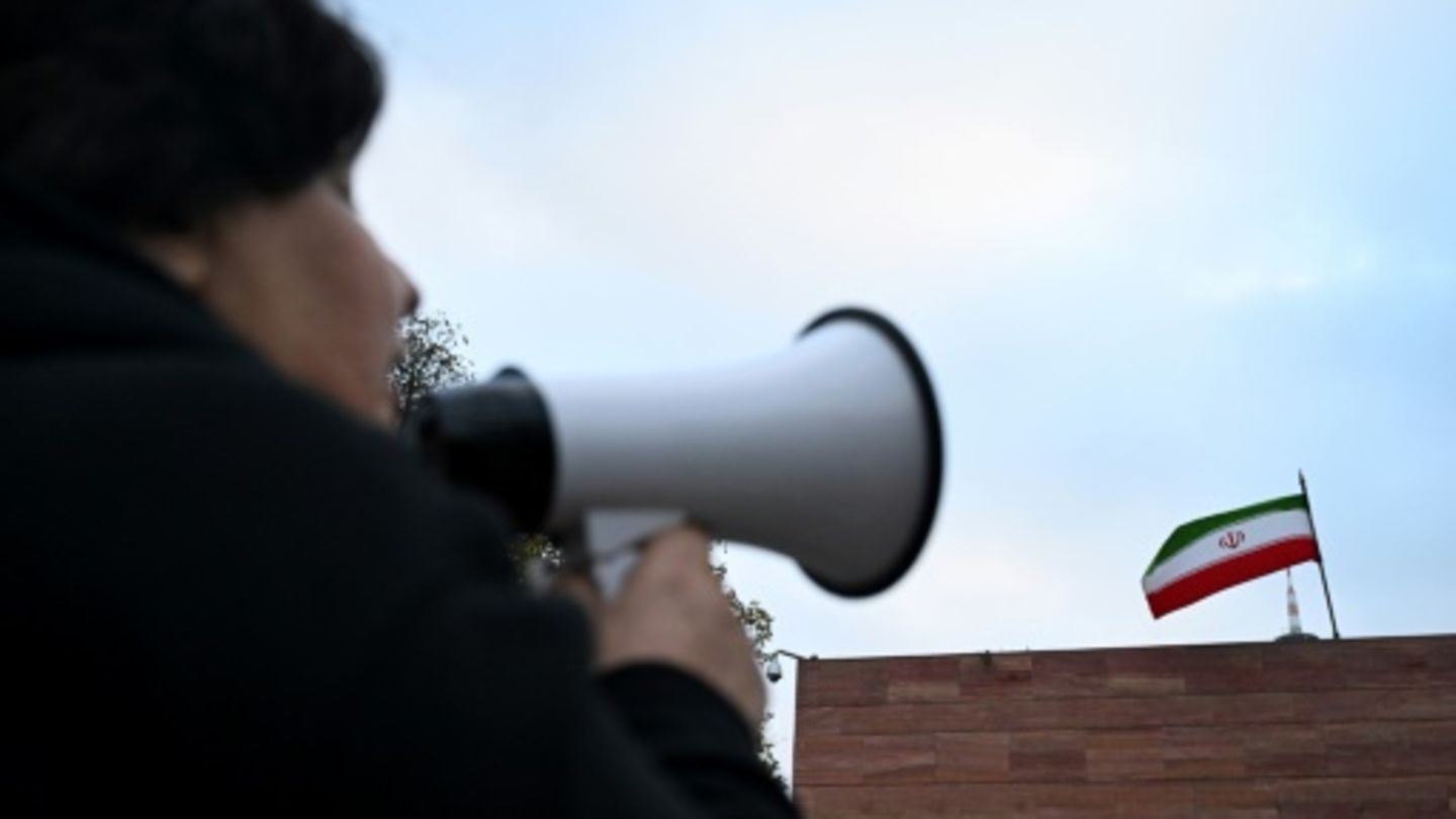 Demonstrantin vor Irans Generalkonsulat in Frankfurt