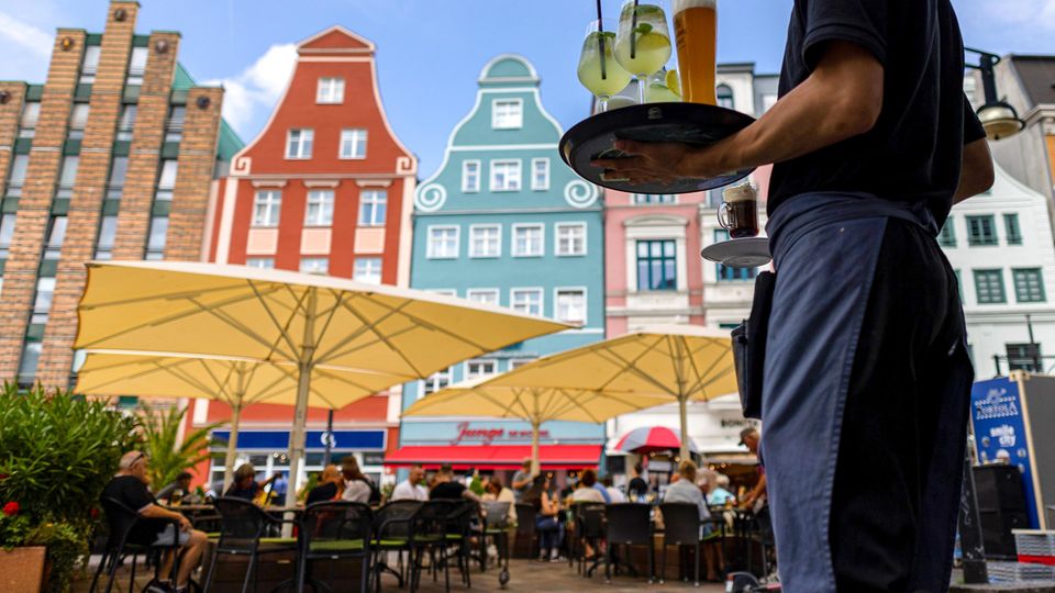 Egal ob Hotelfachleute, Versicherungskaufleute oder Techniker:  In Deutschland herrscht Fachkräftemangel. Doch genau dem wirken einige Start-Ups mit gezielten Strategien entgegen.