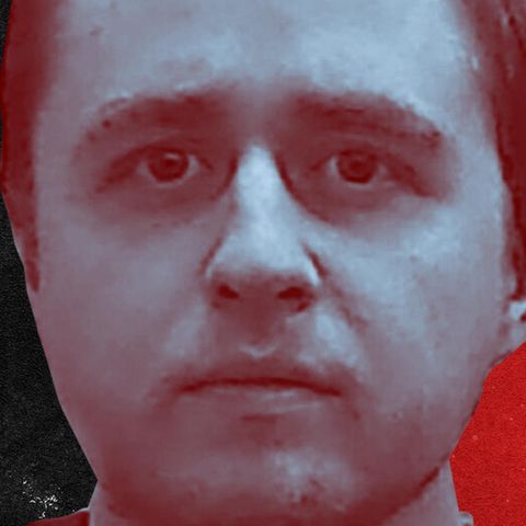 Das Gesicht von Alexander McCartney aus Großbritannien ist groß zu sehen. Der Hintergrund ist schwarz und rot.