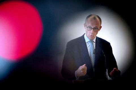Zu sehen ist Friedrich Merz durch eine Kamerlinse während einer Rede