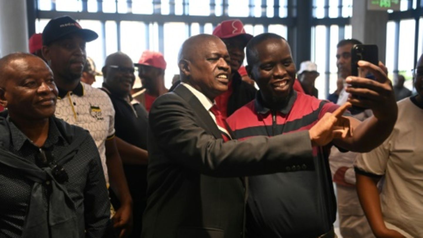 Botsuanas Präsident Masisi (M.) am Freitag