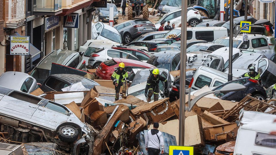 Chaos und Zerstörung in Valencia: "Ich bin froh, dass ich noch lebe" Das Unwetter in der Region Valencia zerstörte viele Existenzen. Die Überlebenden stehen unter Schock. Satellitenbilder zeigen nun das Ausmaß der Zerstörung - denn das ist enorm.