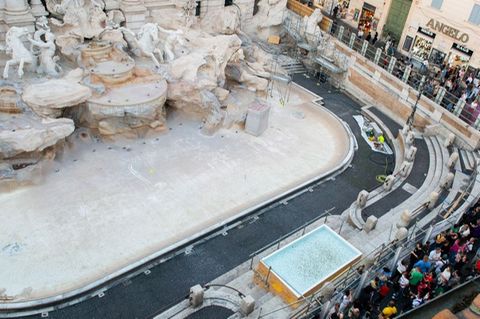 Wer eine Münze in den Trevi-Brunnen wirft, wünscht sich einer Legende nach eine sichere Rückkehr nach Rom