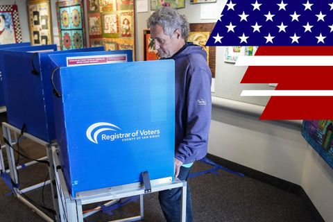 Ein Bürger gibt bei der US-Wahl in einem Wahllokal seine Stimme ab