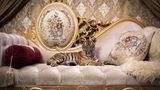 Tigerbaby auf einer Couch