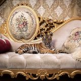 Tigerbaby auf einer Couch