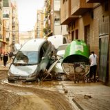 Autowracks in einer schlammigen Straße in Paiporta, Spanien