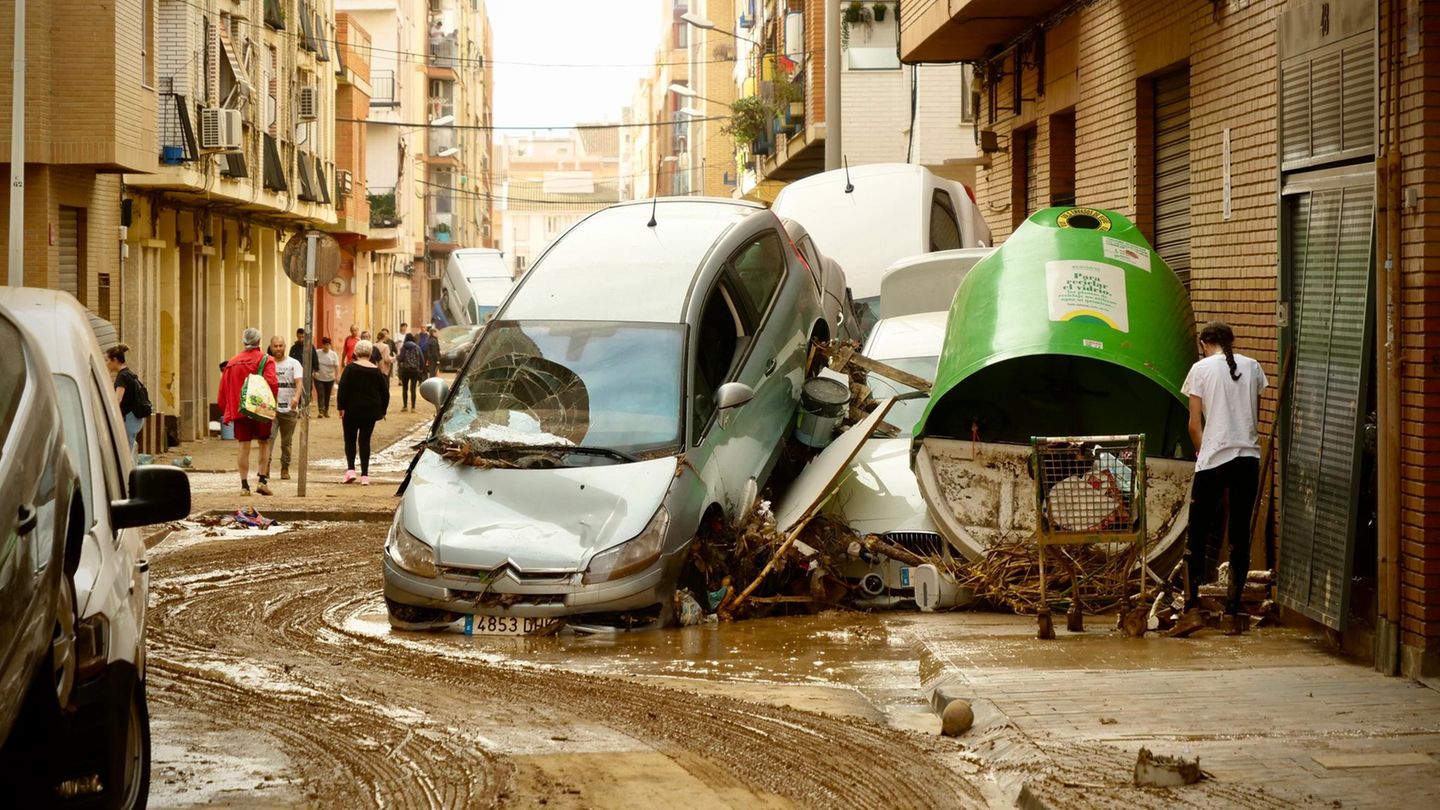Autowracks in einer schlammigen Straße in Paiporta, Spanien