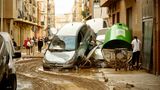 Autowracks in einer schlammigen Straße in Paiporta, Spanien