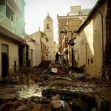 Trümmer, Schutt und Schlamm bedecken die Straßen von Paiporta, nahe Valencia