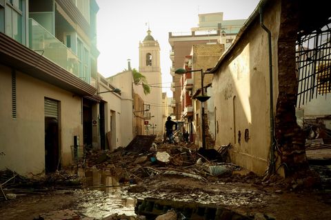 Trümmer, Schutt und Schlamm bedecken die Straßen von Paiporta, nahe Valencia
