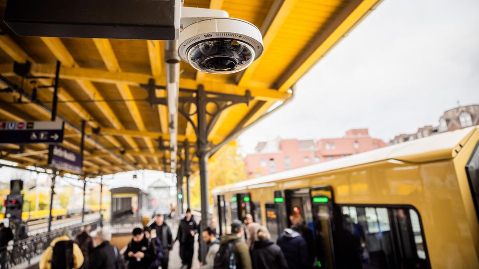 Eine Überwachungskamera hängt am S-Bahnhof Berlin-Neukölln
