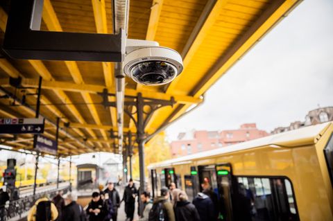 Eine Überwachungskamera hängt am S-Bahnhof Berlin-Neukölln