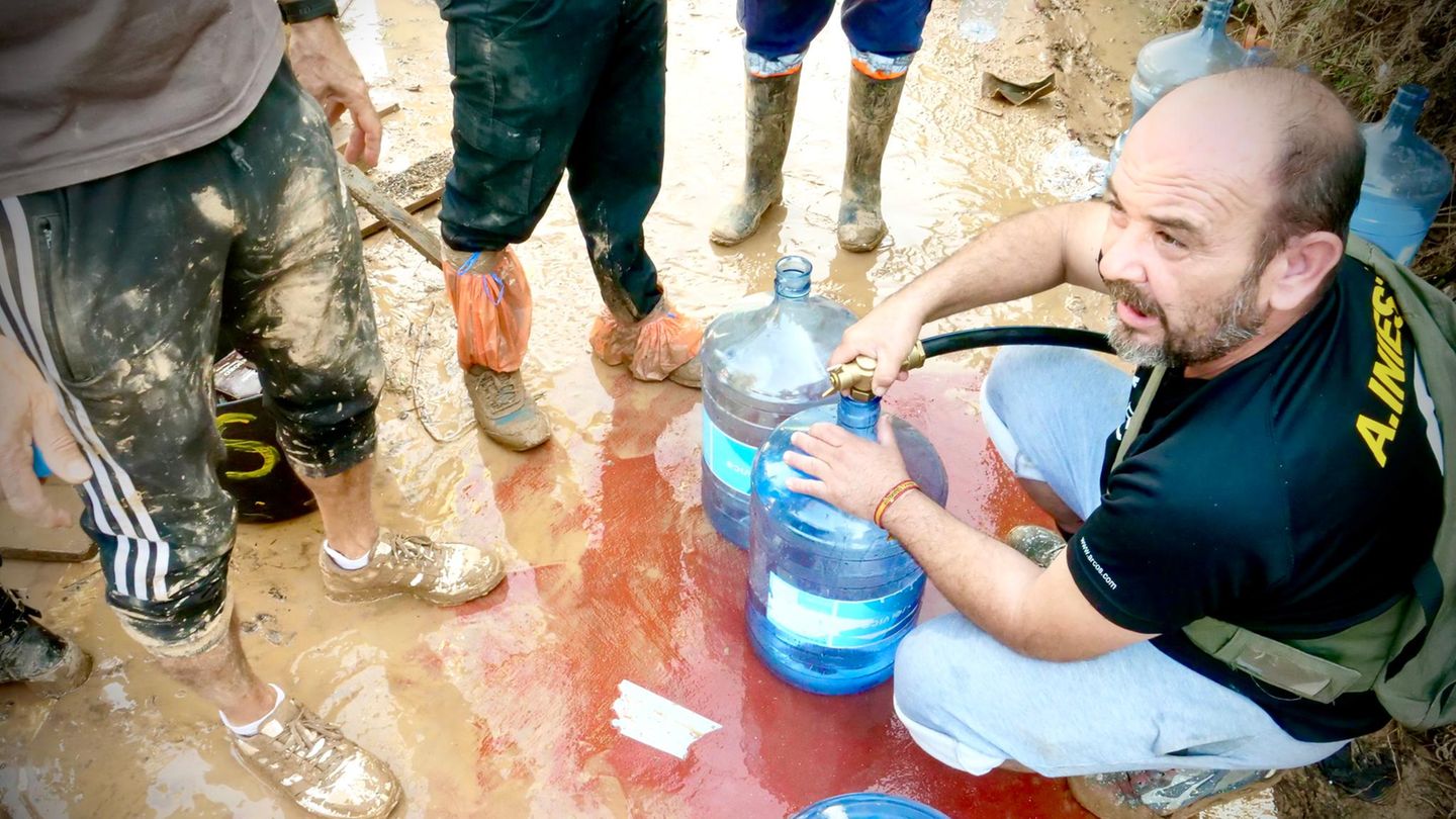 Javier Ruíz füllt Wasser aus einer Trinkwasserleitung für die Nachbarn in Paiporta ab Javier Ruíz füllt Wasser aus einer Trinkwasserleitung für die Nachbarn in Paiporta ab