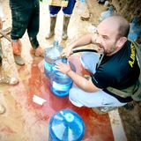 Javier Ruíz füllt Wasser aus einer Trinkwasserleitung für die Nachbarn in Paiporta ab