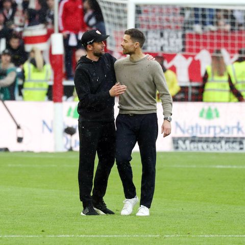 Bundesliga: Xabi Alonso von Bayer Leverkusen und Sebastian Hoeneß vom VfB Stuttgart sprechen herzlich miteinander