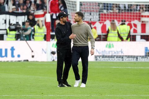 Bundesliga: Xabi Alonso von Bayer Leverkusen und Sebastian Hoeneß vom VfB Stuttgart sprechen herzlich miteinander
