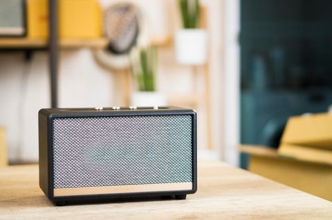 Marshall Action 3 Speaker auf einem Tisch.