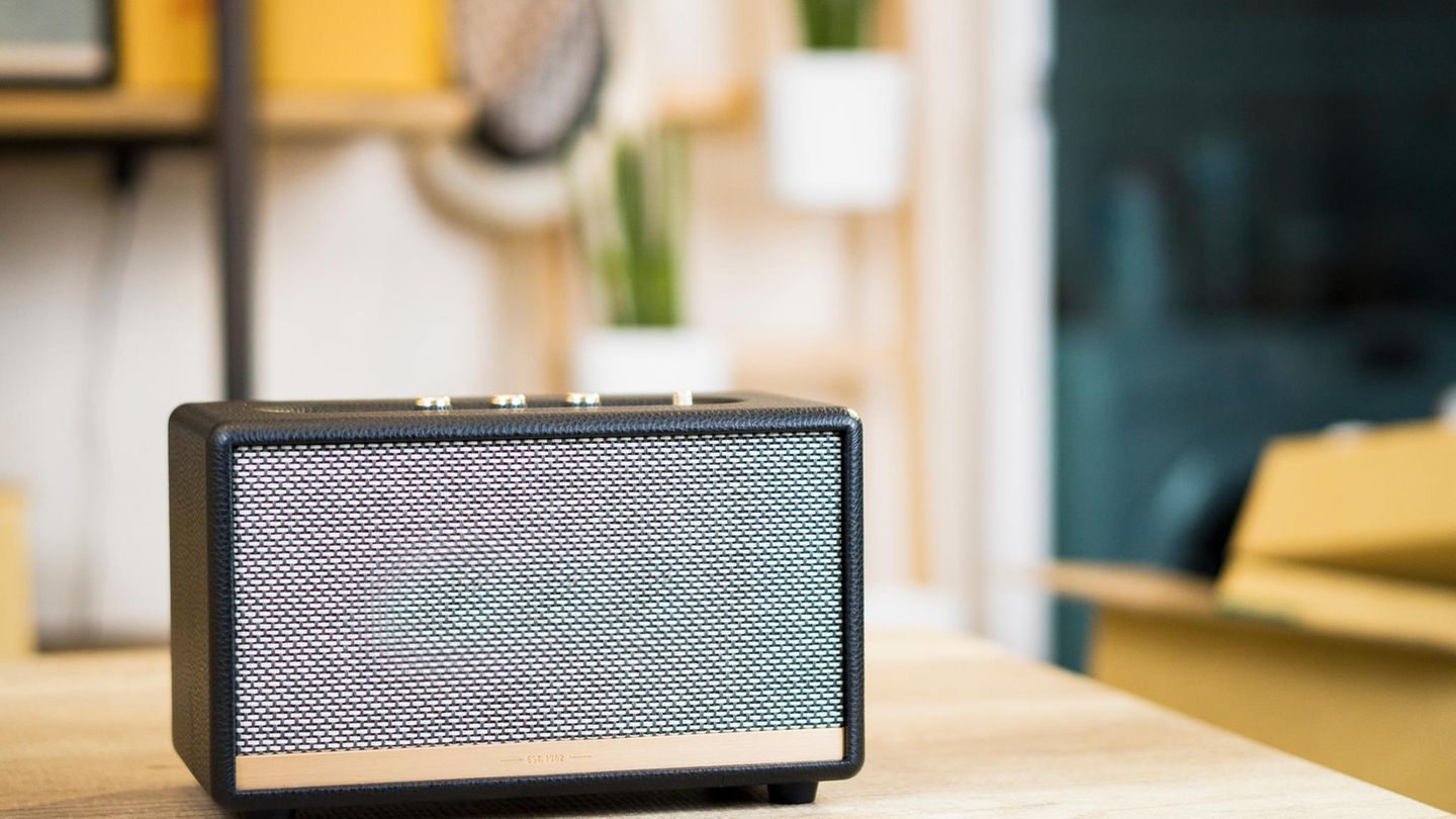 Marshall Action 3 Speaker auf einem Tisch.