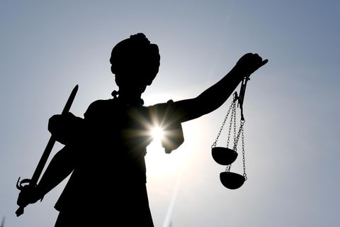 Eine Justitia-Statue im Gegenlicht als Symbolfoto für ein Gerichtsurteil in Frankreich
