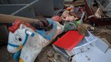 Beschädigtes und beschmutztes Kinderspielzeug in Valencia