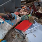 Beschädigtes und beschmutztes Kinderspielzeug in Valencia