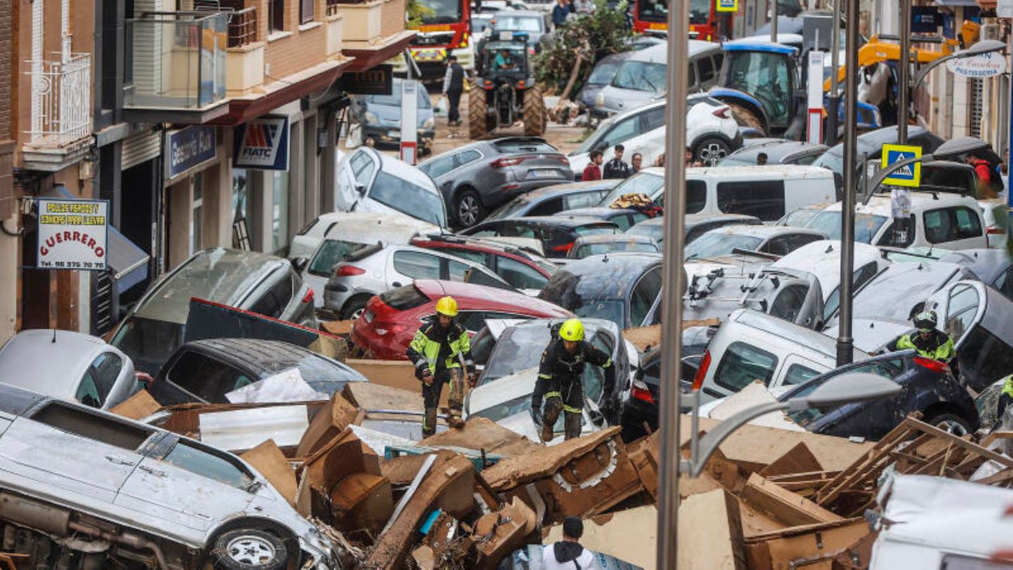 Autowracks liegen wie zusammengewürfelt in Valencias Straßen Autowracks liegen wie zusammengewürfelt in Valencias Straßen
