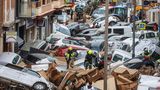 Autowracks liegen wie zusammengewürfelt in Valencias Straßen
