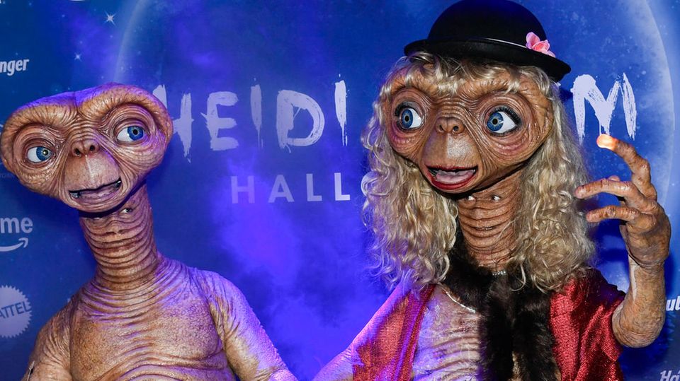 Heidi-Ween 2024: Heidi Klum enthüllt strenggeheimes Kostüm auf ihrer Party Heidi Klum gab wieder ein aufwändiges und ebenso schräges Kostüm bei ihrer alljährlichen Heidi-Ween Party zum Besten. Ein Jahr lang habe sie die Verkleidung geplant.