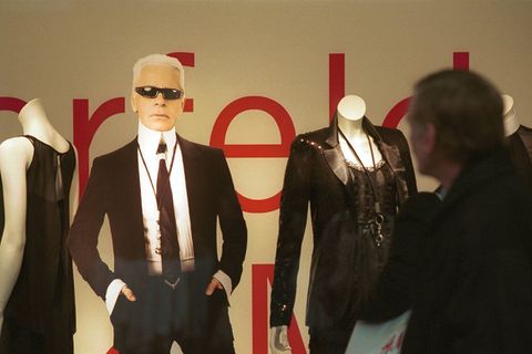Karl Lagerfeld kooperiert 2004 mit H&M für eine gemeinsame Designerkollektion