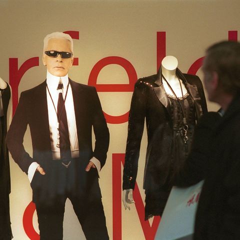 Karl Lagerfeld kooperiert 2004 mit H&M für eine gemeinsame Designerkollektion