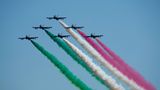 Die Kunstflugstaffel Frecce Tricolori überfliegt die Stadt Rom