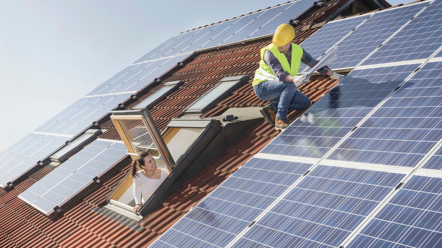 Photovoltaik - teuer, aber für das Alter lohnend  Stromkosten werden künftig einen erheblichen Teil der Wohnnebenkosten ausmachen. Vor allem, wenn man später als Rentner häufiger daheim ist und entsprechend mehr verbraucht. Die eigene Stromerzeugung über Photovoltaik wird bis auf den Erlass der Mehrwertsteuer nicht staatlich gefördert. Zuschüsse gewähren nur noch einige wenige Kommunen in Deutschland. Die KfW bietet günstige Kredite für Solaranlagen, die bei der Hausbank beantragt werden.     Auch ohne Förderung können sich Solarpanele mittelfristig auszahlen. Eine Anlage mit einer Leistung von fünf Kilowatt benötigt etwa 20 bis 25 Quadratmeter Dachfläche und erzeugt bei einem nicht beschatteten Dach mit Südlage rund 4000 Kilowattstunden Strom. Das entspricht ungefähr dem Jahresverbrauch eines Haushalts mit drei bis vier Personen. Überschüssiger Strom wird ins Netz eingespeist und vergütet. Wer sich zusätzlich einen Stromspeicher einbaut, kann seinen Strom dort speichern und nachts oder bei bewölktem Himmel verwenden. Stromspeicher erhöhen den Preis für die Anlage jedoch deutlich. Hier heißt es kalkulieren.  Die Kosten sind sehr variabel. Einen ersten Überblick kann man sich über eine dieser drei Vergleichsrechner verschaffen:  Selfmade Energy       Photovoltaik Angebotsvergleich     SolaranlagenPortal