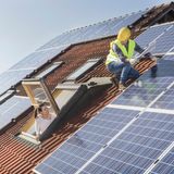 Photovoltaik - teuer, aber für das Alter lohnend  Stromkosten werden künftig einen erheblichen Teil der Wohnnebenkosten ausmachen. Vor allem, wenn man später als Rentner häufiger daheim ist und entsprechend mehr verbraucht. Die eigene Stromerzeugung über Photovoltaik wird bis auf den Erlass der Mehrwertsteuer nicht staatlich gefördert. Zuschüsse gewähren nur noch einige wenige Kommunen in Deutschland. Die KfW bietet günstige Kredite für Solaranlagen, die bei der Hausbank beantragt werden.     Auch ohne Förderung können sich Solarpanele mittelfristig auszahlen. Eine Anlage mit einer Leistung von fünf Kilowatt benötigt etwa 20 bis 25 Quadratmeter Dachfläche und erzeugt bei einem nicht beschatteten Dach mit Südlage rund 4000 Kilowattstunden Strom. Das entspricht ungefähr dem Jahresverbrauch eines Haushalts mit drei bis vier Personen. Überschüssiger Strom wird ins Netz eingespeist und vergütet. Wer sich zusätzlich einen Stromspeicher einbaut, kann seinen Strom dort speichern und nachts oder bei bewölktem Himmel verwenden. Stromspeicher erhöhen den Preis für die Anlage jedoch deutlich. Hier heißt es kalkulieren.  Die Kosten sind sehr variabel. Einen ersten Überblick kann man sich über eine dieser drei Vergleichsrechner verschaffen:  Selfmade Energy       Photovoltaik Angebotsvergleich     SolaranlagenPortal