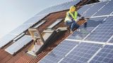 Photovoltaik - teuer, aber für das Alter lohnend  Stromkosten werden künftig einen erheblichen Teil der Wohnnebenkosten ausmachen. Vor allem, wenn man später als Rentner häufiger daheim ist und entsprechend mehr verbraucht. Die eigene Stromerzeugung über Photovoltaik wird bis auf den Erlass der Mehrwertsteuer nicht staatlich gefördert. Zuschüsse gewähren nur noch einige wenige Kommunen in Deutschland. Die KfW bietet günstige Kredite für Solaranlagen, die bei der Hausbank beantragt werden.     Auch ohne Förderung können sich Solarpanele mittelfristig auszahlen. Eine Anlage mit einer Leistung von fünf Kilowatt benötigt etwa 20 bis 25 Quadratmeter Dachfläche und erzeugt bei einem nicht beschatteten Dach mit Südlage rund 4000 Kilowattstunden Strom. Das entspricht ungefähr dem Jahresverbrauch eines Haushalts mit drei bis vier Personen. Überschüssiger Strom wird ins Netz eingespeist und vergütet. Wer sich zusätzlich einen Stromspeicher einbaut, kann seinen Strom dort speichern und nachts oder bei bewölktem Himmel verwenden. Stromspeicher erhöhen den Preis für die Anlage jedoch deutlich. Hier heißt es kalkulieren.  Die Kosten sind sehr variabel. Einen ersten Überblick kann man sich über eine dieser drei Vergleichsrechner verschaffen:  Selfmade Energy       Photovoltaik Angebotsvergleich     SolaranlagenPortal