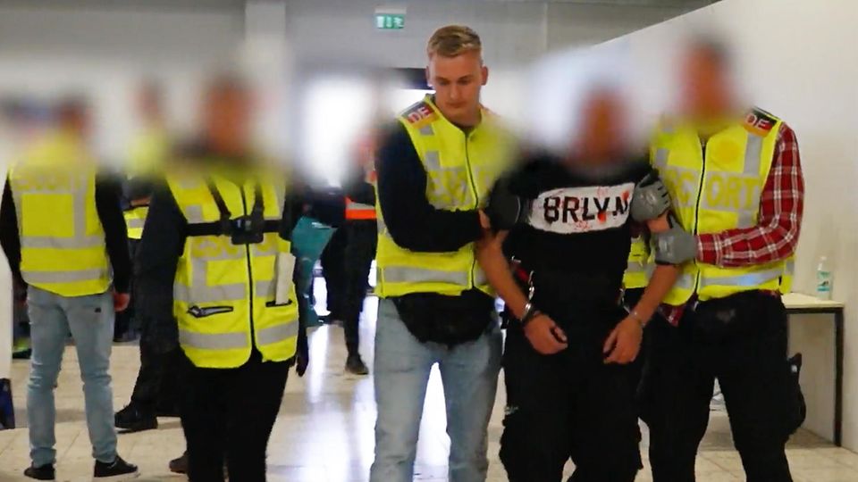 Normalerweise darf bei polizeilichen Abschiebungen nicht gefilmt werden. Peter Kloeppel durfte nun erstmals mit einem Kamerateam den Prozess am Flughafen begleiten.