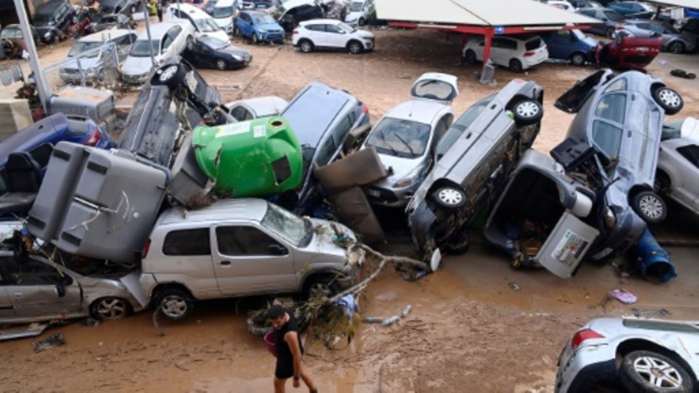 Von der Flut Zusammengeschobene Autos in Paiporta