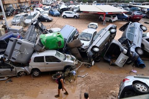 Von der Flut Zusammengeschobene Autos in Paiporta