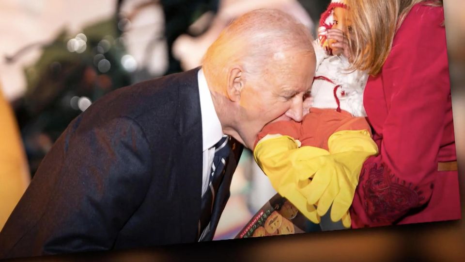 Joe Biden knabbert an Baby in Hühnchen-Kostüm (Video)