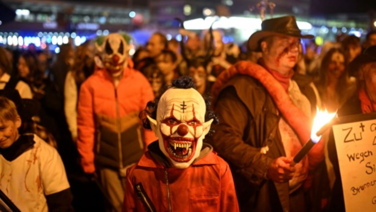Teilnehmer eines "Zombie-Marschs" in Essen