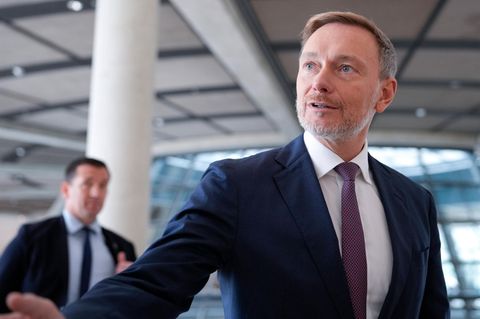 Bundesfinanzminister Christian Lindner geht durch den Deutschen Bundestag