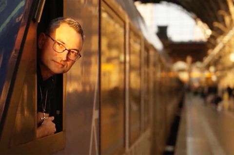 Bahn-Poet revolutioniert leidige Durchsagen: "Lächeln auf Gesicht gezaubert"