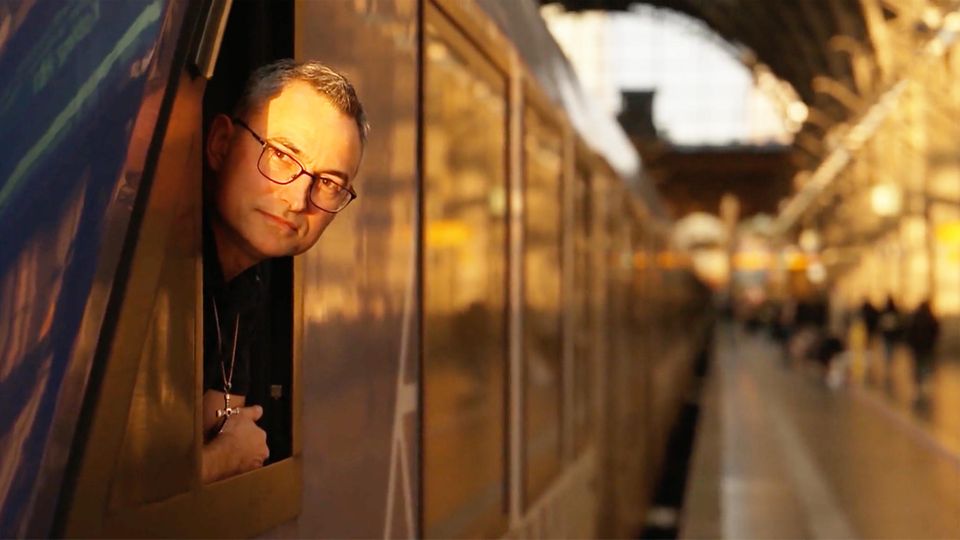 Bahn-Poet revolutioniert leidige Durchsagen: "Lächeln auf Gesicht gezaubert"