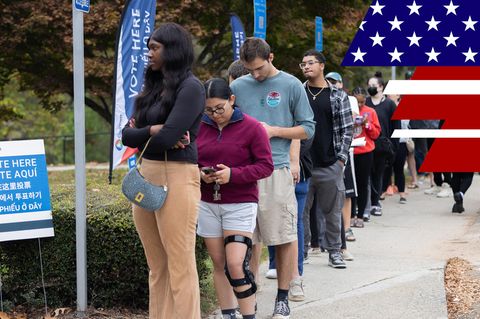 In den USA stehen mehrere Frauen in einem Wahllokal und geben ihre Stimmen ab