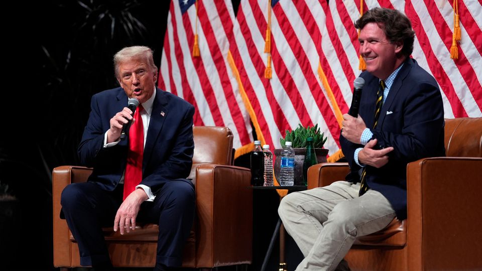 "Dummer Bastard" und "Ekelpaket" – Trump beleidigt Opponenten Biden und Harris In einem Interview bei seinem Unterstützer Tucker Carlson begann Donald Trump aktuelle und vergangene Opponenten zu beleidigen und bezeichnete sie als verlogen.